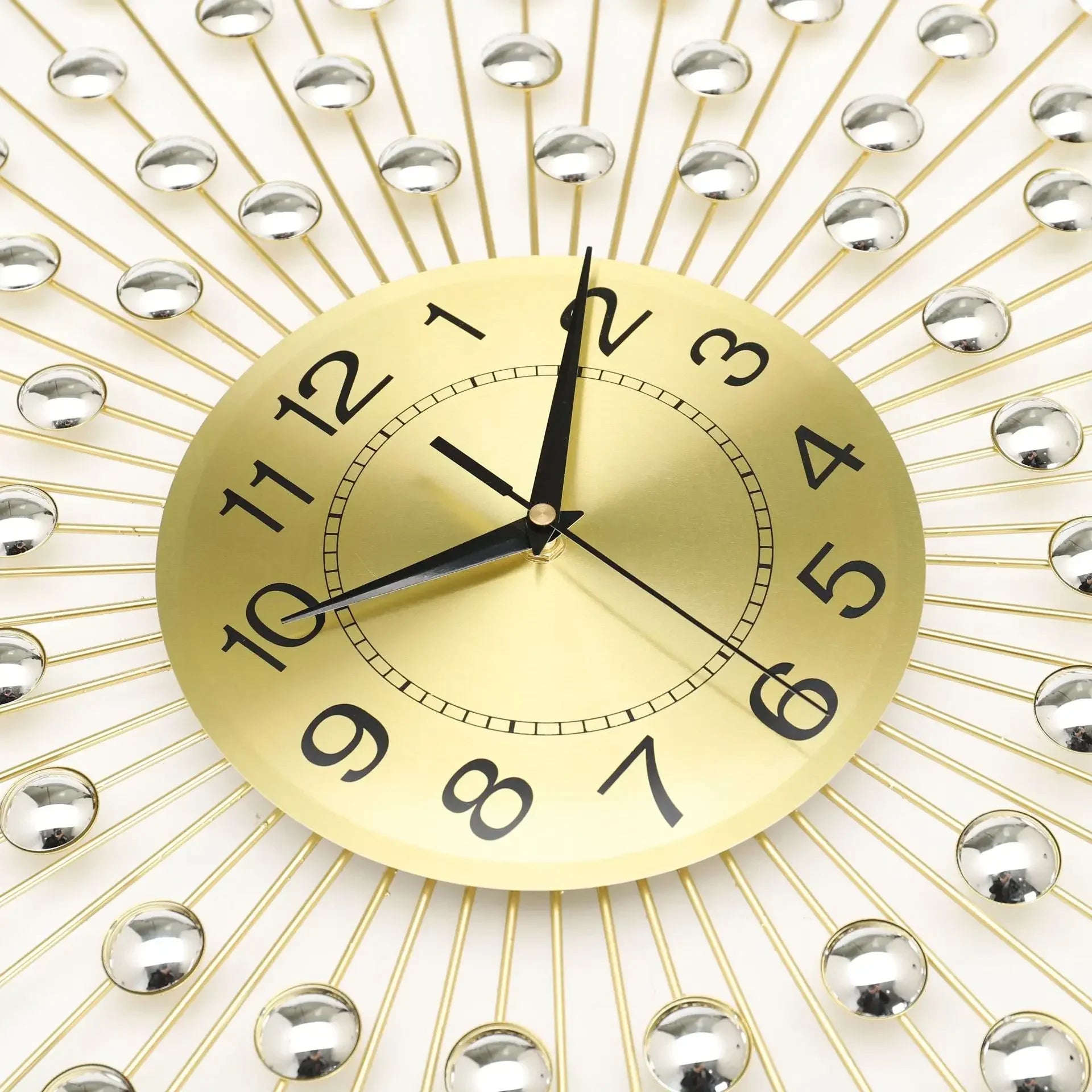 horloge murale en métal design créatif et silencieuse - vue 4 sur 9