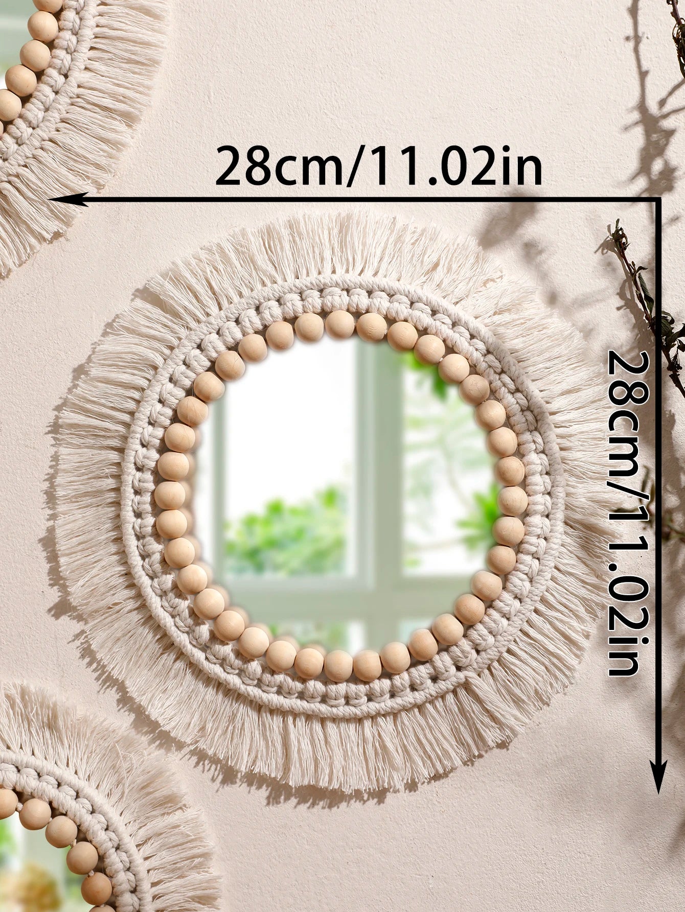 miroir suspendu en macramé décoratif avec pompons tissés - vue 7 sur 14