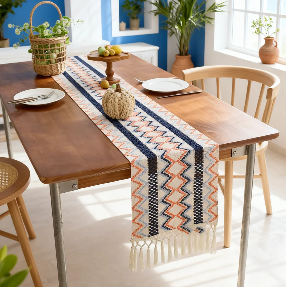 Chemin de table bohème motif aztèque tissé pompons