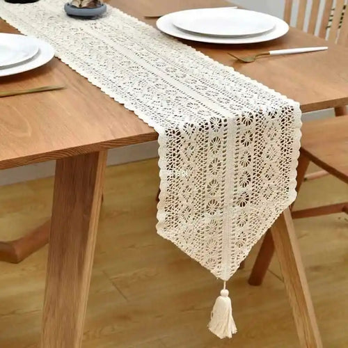 Chemin de table dentelle crochet bohème pompons écru