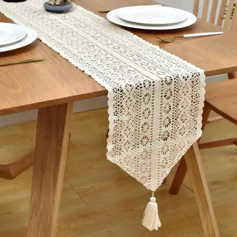 Chemin de table dentelle crochet bohème pompons écru