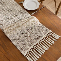 Chemin de table bohème beige tissé pompons géométriques