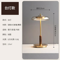 lampadaire design classique en laiton et noyer avec éclairage led