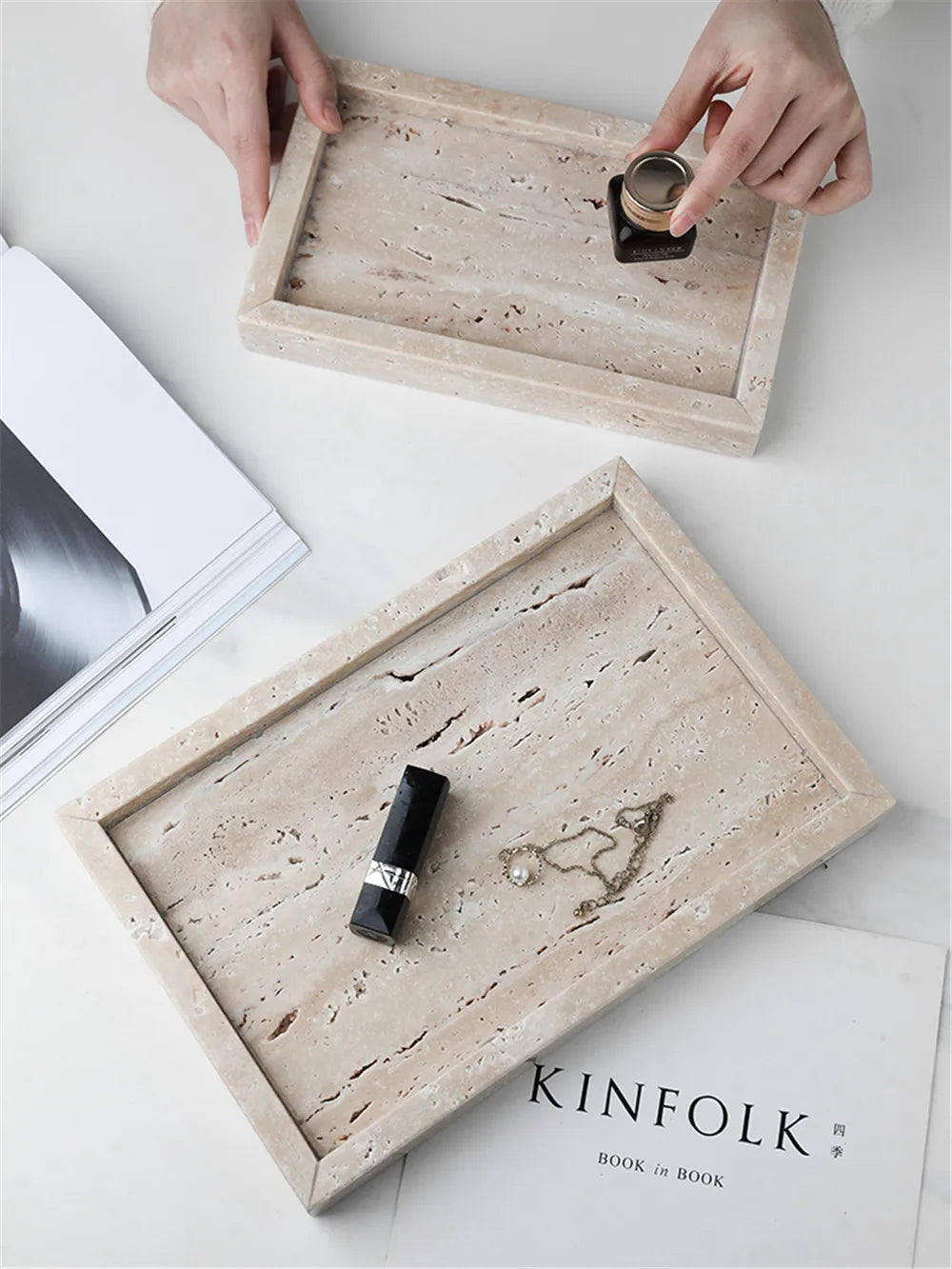 plateau minimaliste en marbre pour bougies et bijoux - vue 3 sur 16