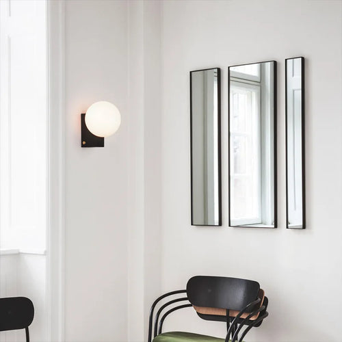 applique murale minimaliste en métal avec ampoule en verre - vue 2 sur 8