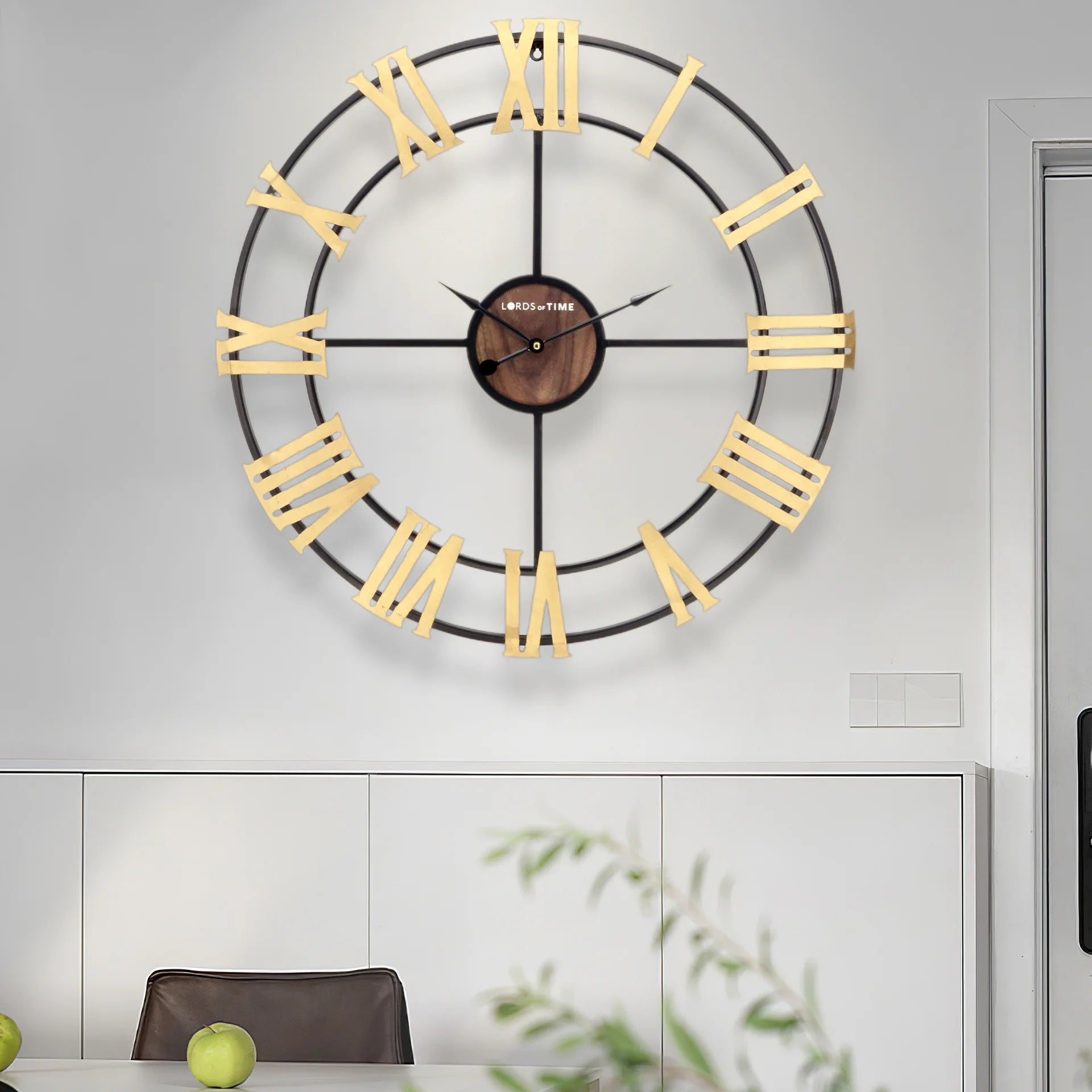 horloge murale moderne rétro en fer noir style 3D chiffres romains - vue 4 sur 6