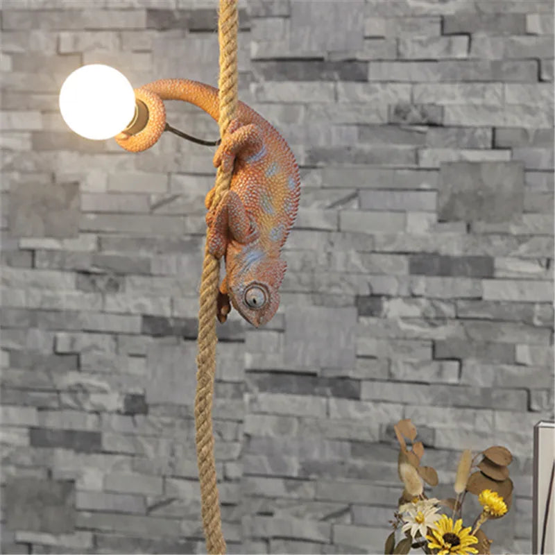 lustre animalier en résine suspension rétro pour café - vue 3 sur 10