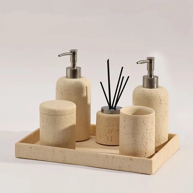 bouteille de désinfectant et accessoires de salle de bain luxe - vue 1 sur 19