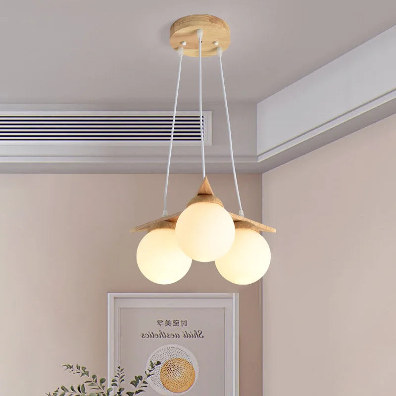 lustre en bois nordique avec boule en verre blanc - vue 4 sur 8