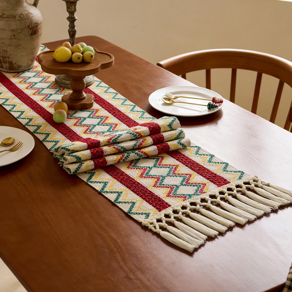 Chemin de table bohème motif aztèque à pompons