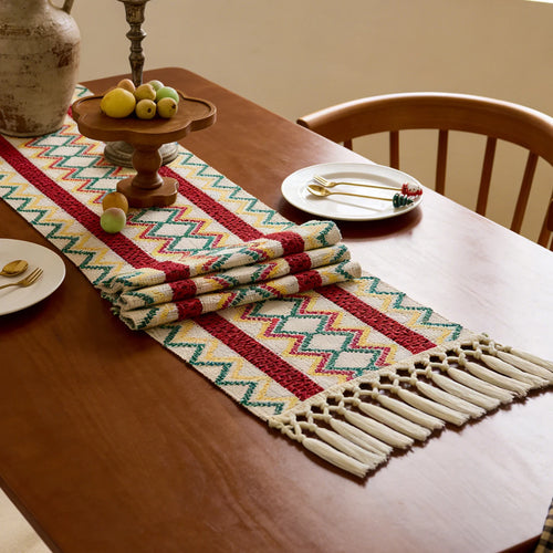 Chemin de table bohème motif aztèque à pompons - vue 3 sur 7