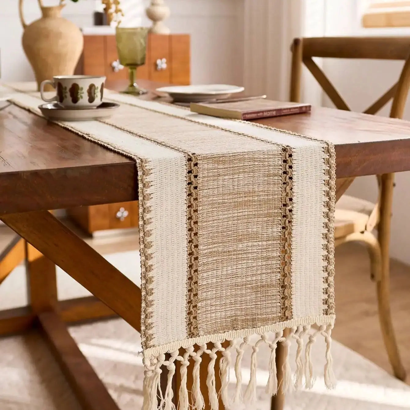 Chemin de table bohème macramé kaki à pompons - vue 2 sur 7