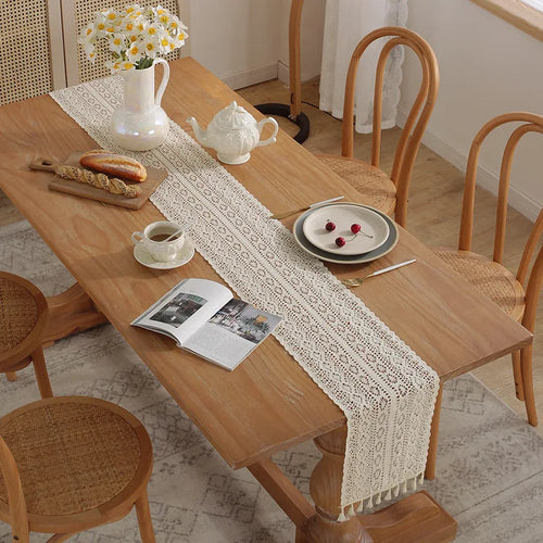 Chemin de table beige dentelle crochet vintage pompons - vue 6 sur 7