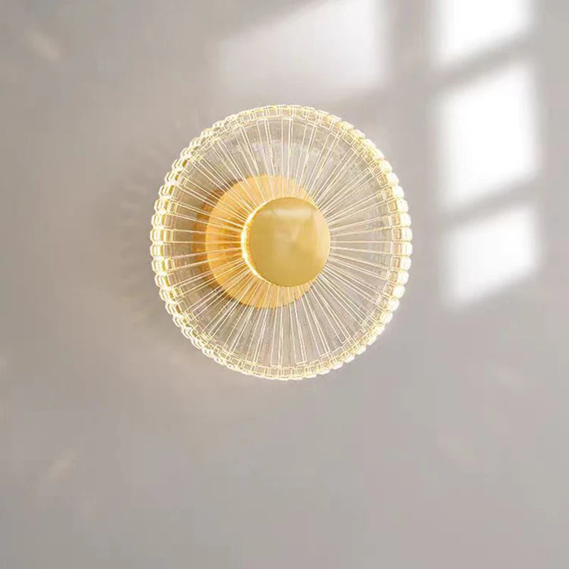 applique murale led design en acrylique et laiton doré pour intérieur - vue 4 sur 7