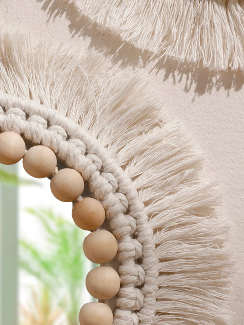 miroir suspendu en macramé décoratif avec pompons tissés - vue 5 sur 14
