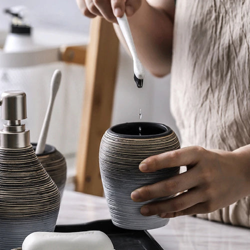 accessoires de salle de bain en céramique rétro artisanaux et pratiques - vue 5 sur 8