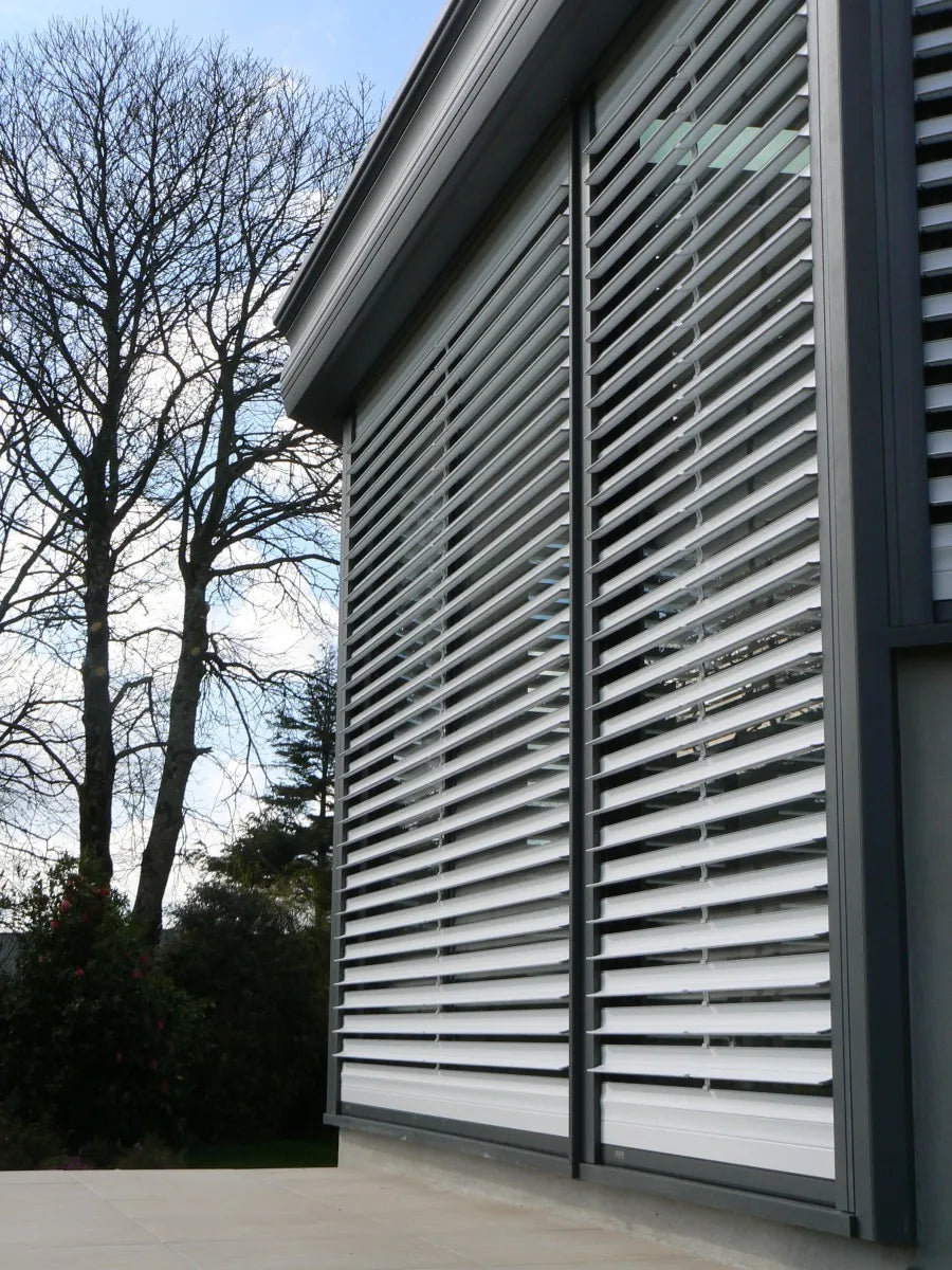 Store exterieur motorise sur mesure fenetre de toit - vue 2 sur 6