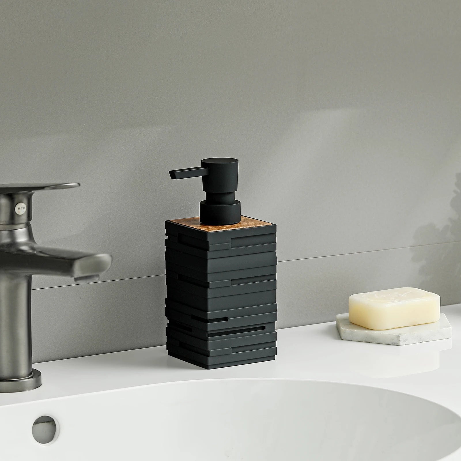 distributeur de savon noir mat avec décor en bois de teck grande capacité - vue 3 sur 6