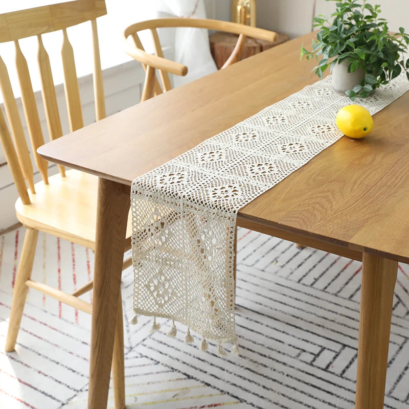 Chemin de table dentelle crochet beige bohème pompons