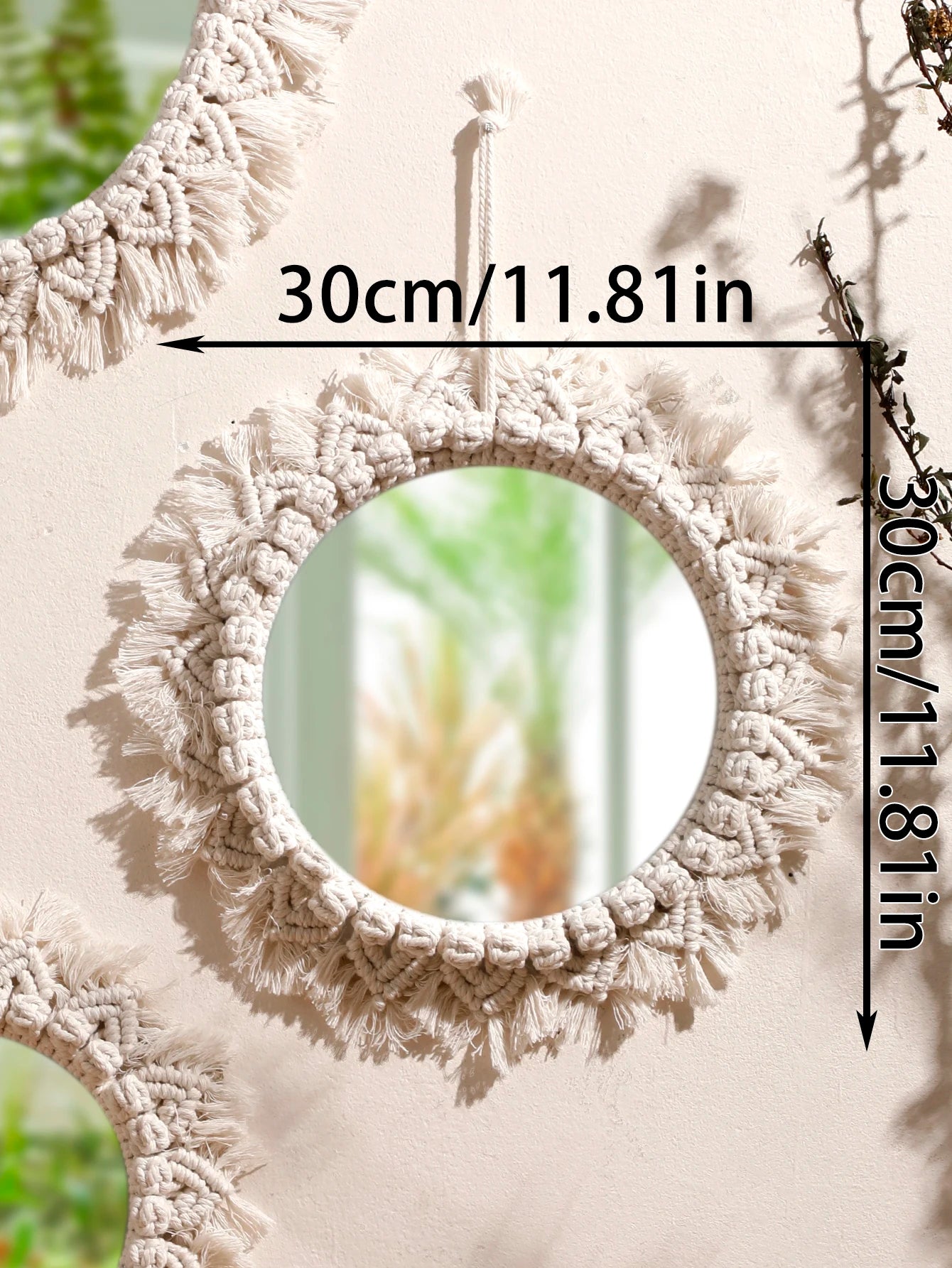 miroir suspendu en macramé décoratif avec pompons tissés - vue 10 sur 14