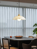 suspension en marbre et cuivre design minimaliste pour intérieur moderne