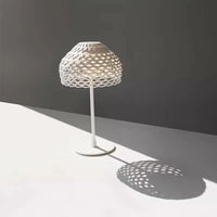 lampe de sol led design minimaliste et chaleureuse pour intérieur