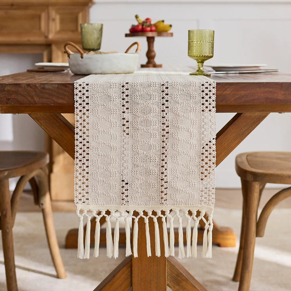 Chemin de table bohème beige tissé pompons géométriques - vue 3 sur 7