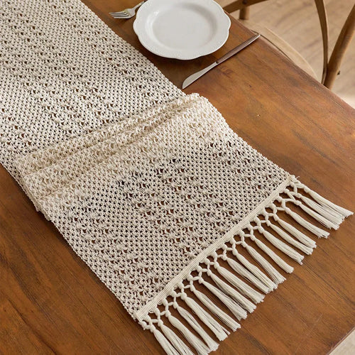 Chemin de table boheme beige a pompons decoratif