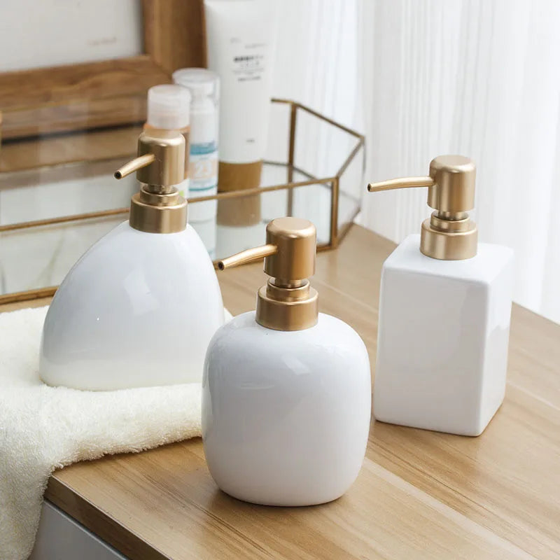 distributeur de savon en céramique avec pompe dorée pour salle de bain - vue 1 sur 17