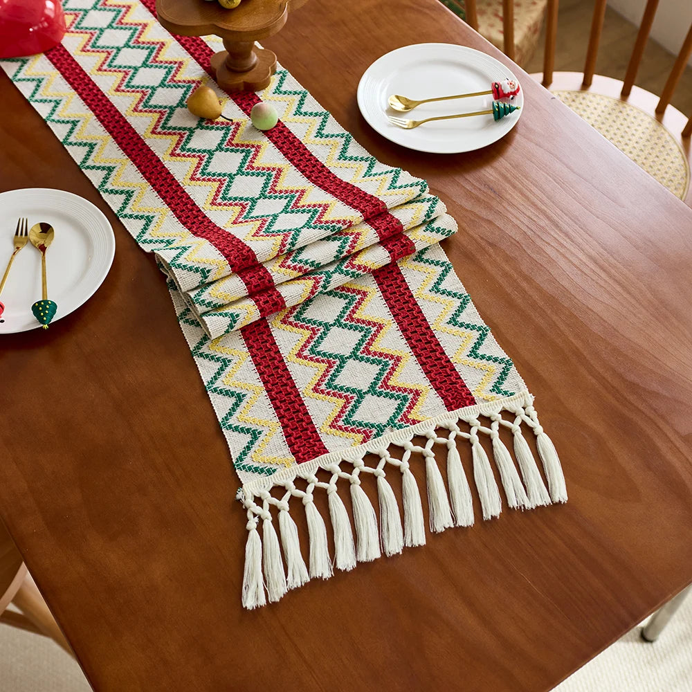 Chemin de table bohème motif aztèque tissé pompons - vue 7 sur 7