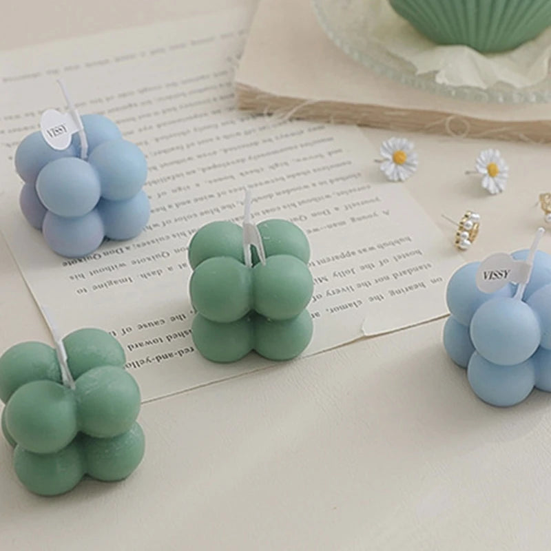 petite bougie parfumée en mini cube pour décorations festives - vue 4 sur 11