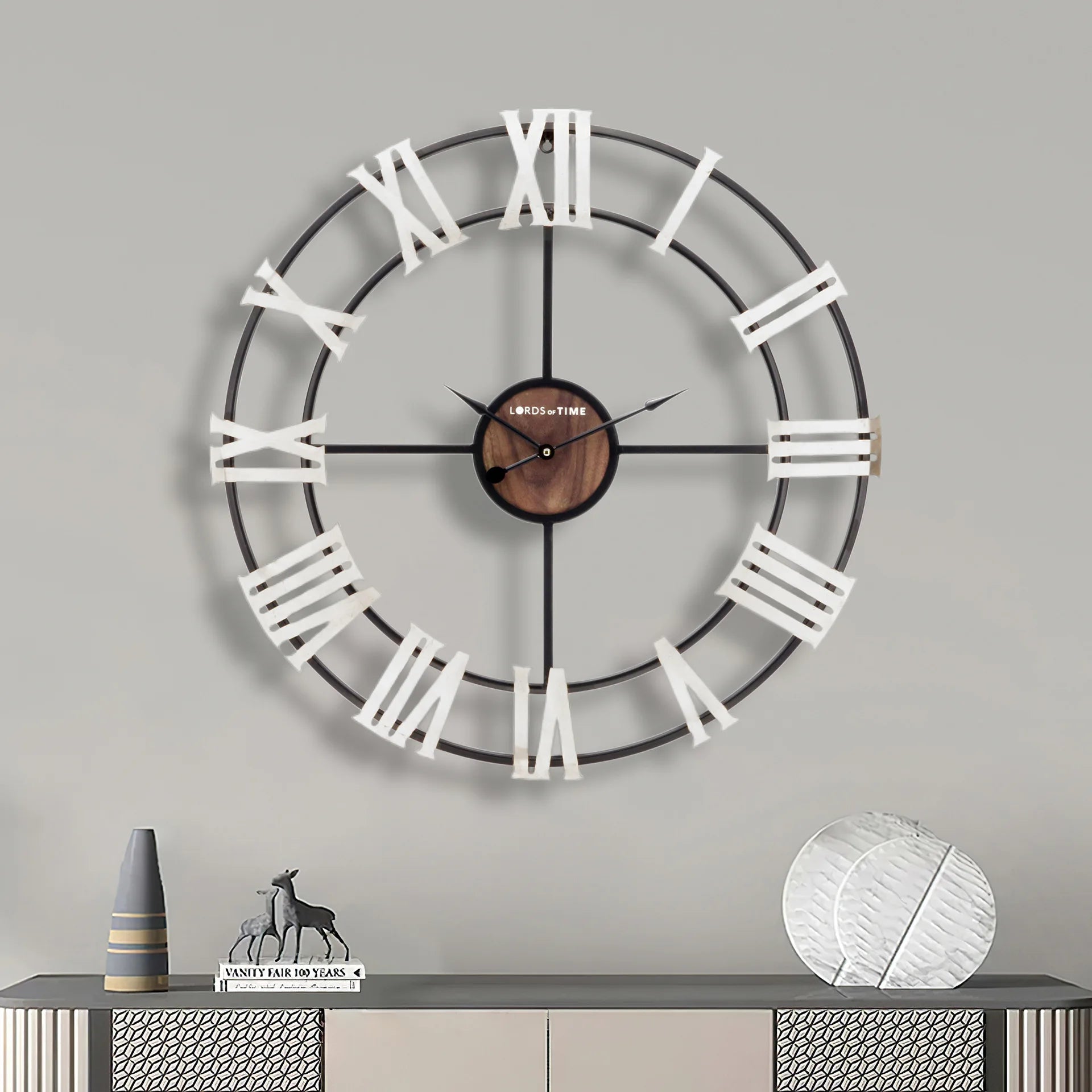horloge murale moderne rétro en fer noir style 3D chiffres romains - vue 5 sur 6