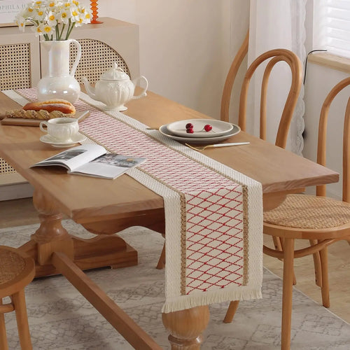 Chemin de table bohème beige motifs géométriques pompons