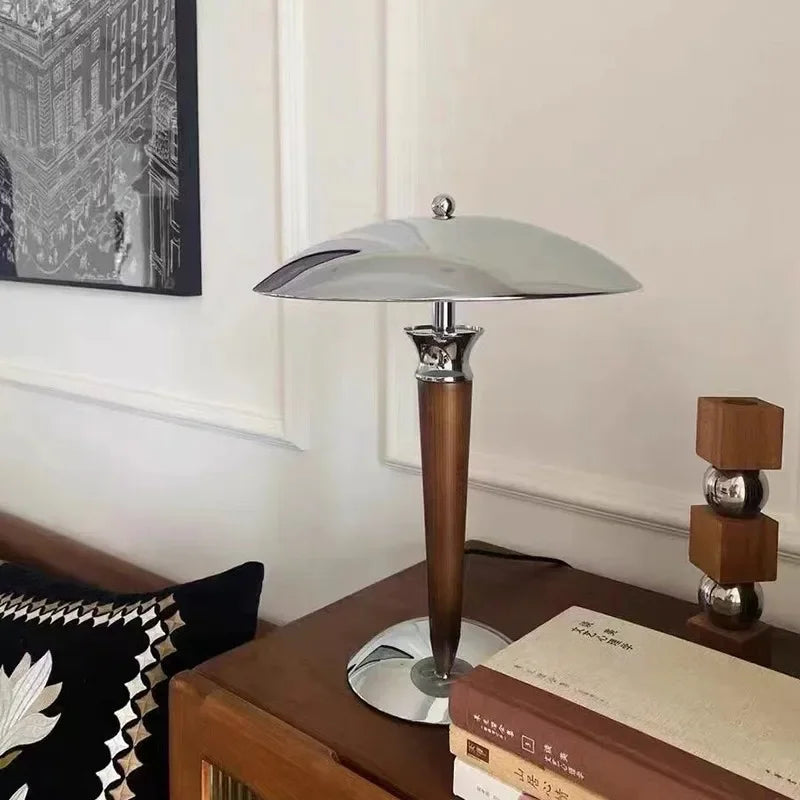 lampe de bureau nordique en bois avec abat-jour chromé - vue 3 sur 7