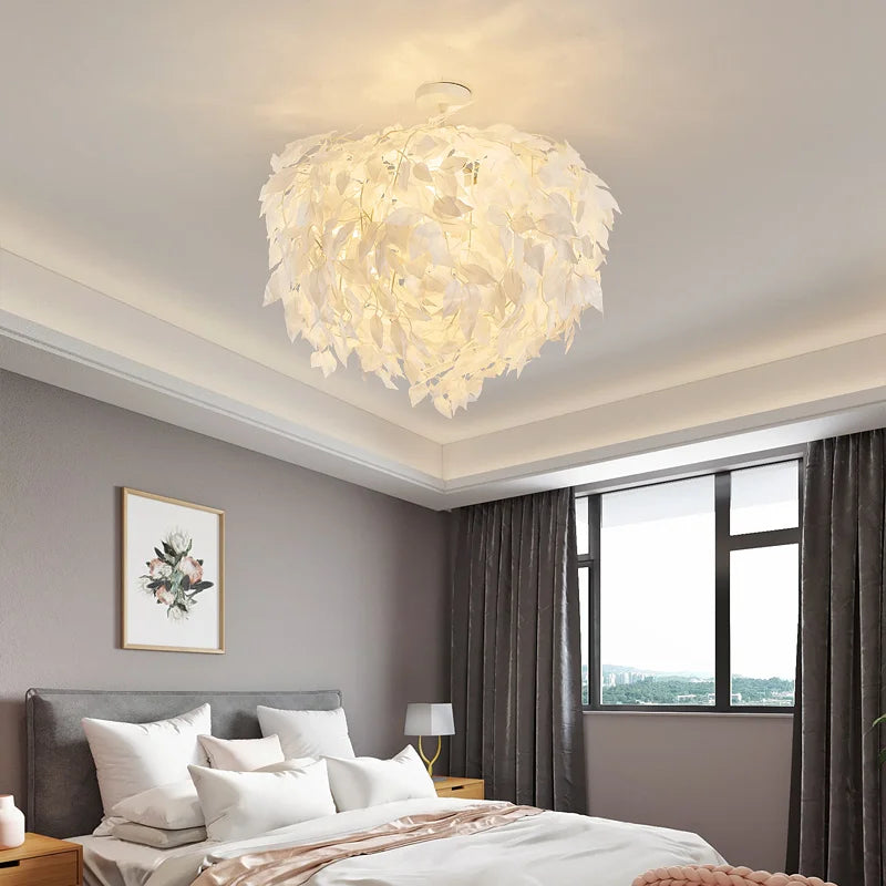 lustre en feuilles plastiques pour une ambiance romantique et décorative - vue 3 sur 8