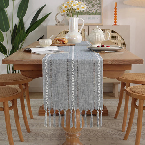 Chemin de table bohème brodé avec pompons tissés - vue 7 sur 7