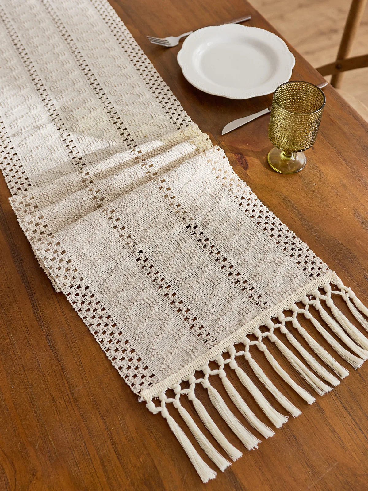 Chemin de table bohème beige tissé pompons géométriques