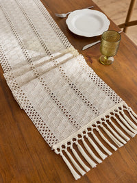 Chemin de table bohème beige tissé pompons géométriques