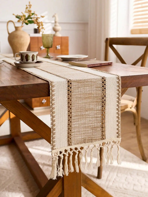 Chemin de table bohème macramé kaki à pompons