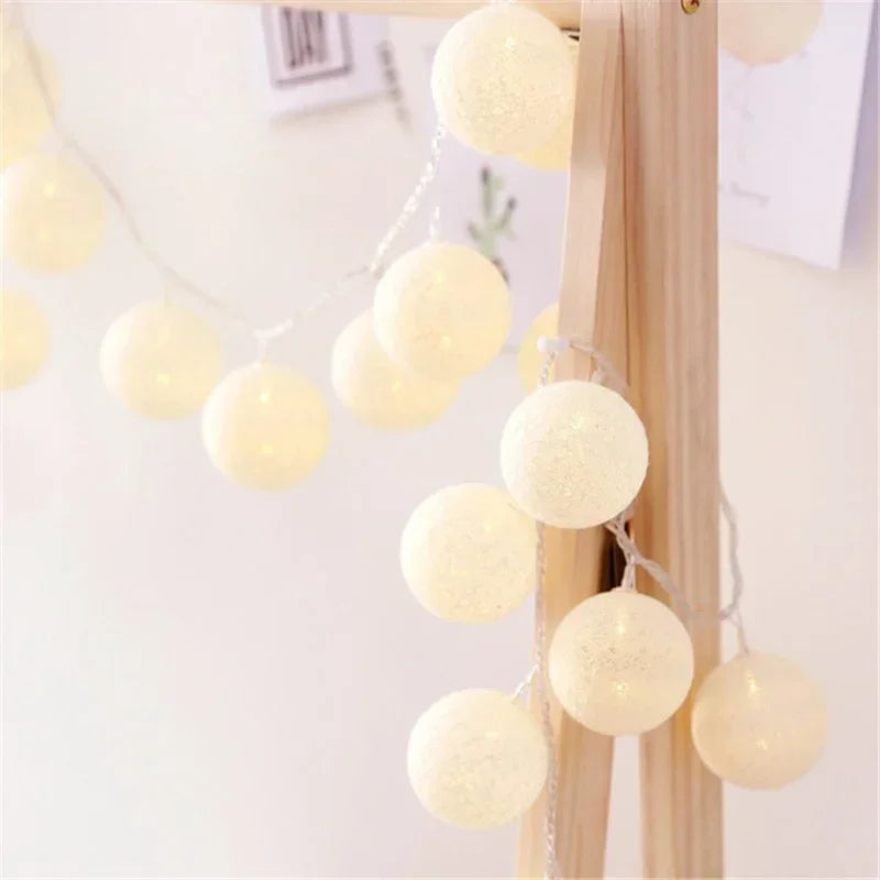 guirlande lumineuse led en boules de coton pour décorations festives - vue 3 sur 16