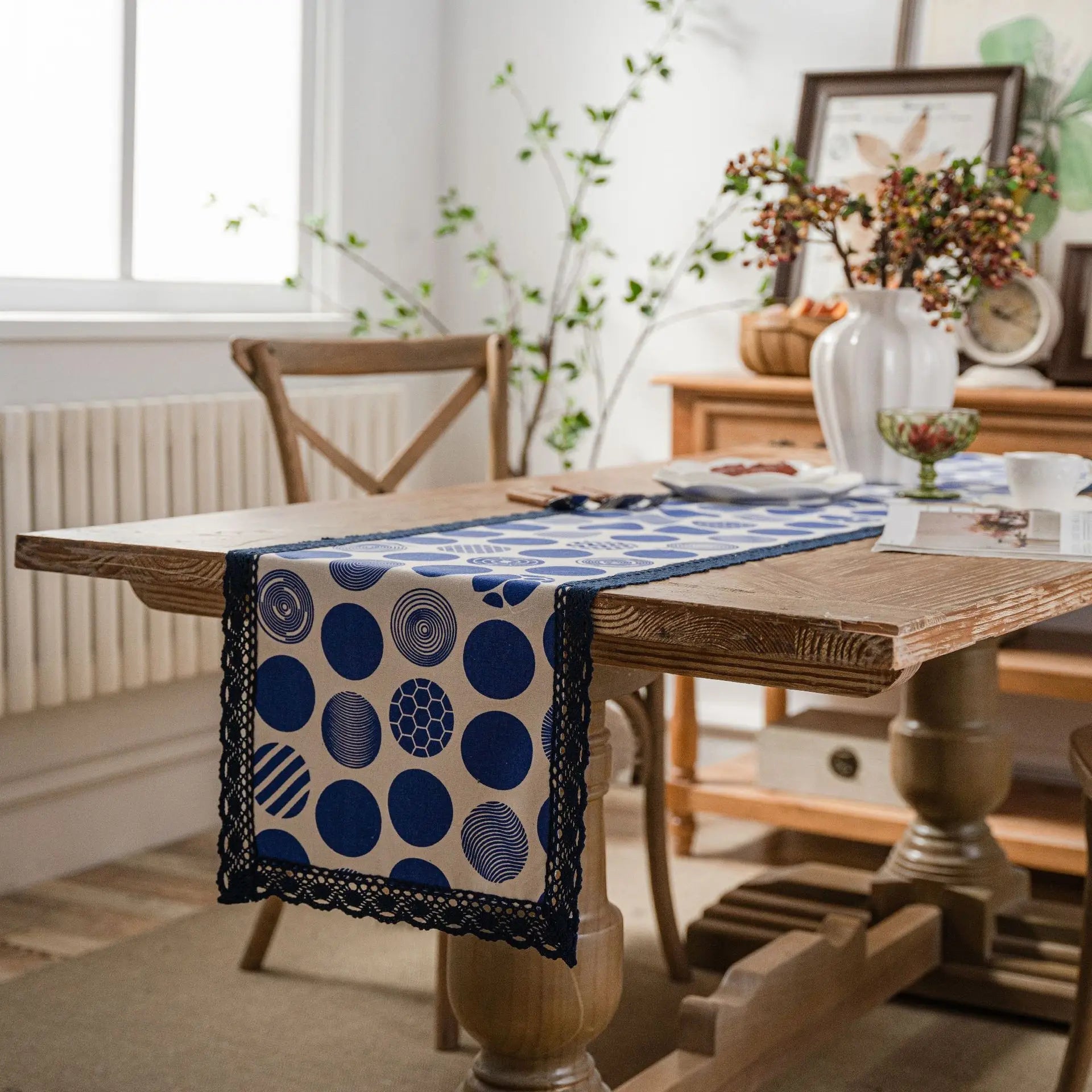 Chemin de table rayé bleu marine dentelle campagne
