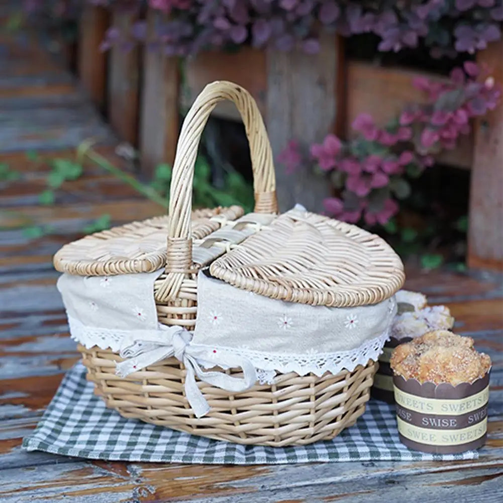 panier de pique-nique en osier avec poignée en main - vue 7 sur 8