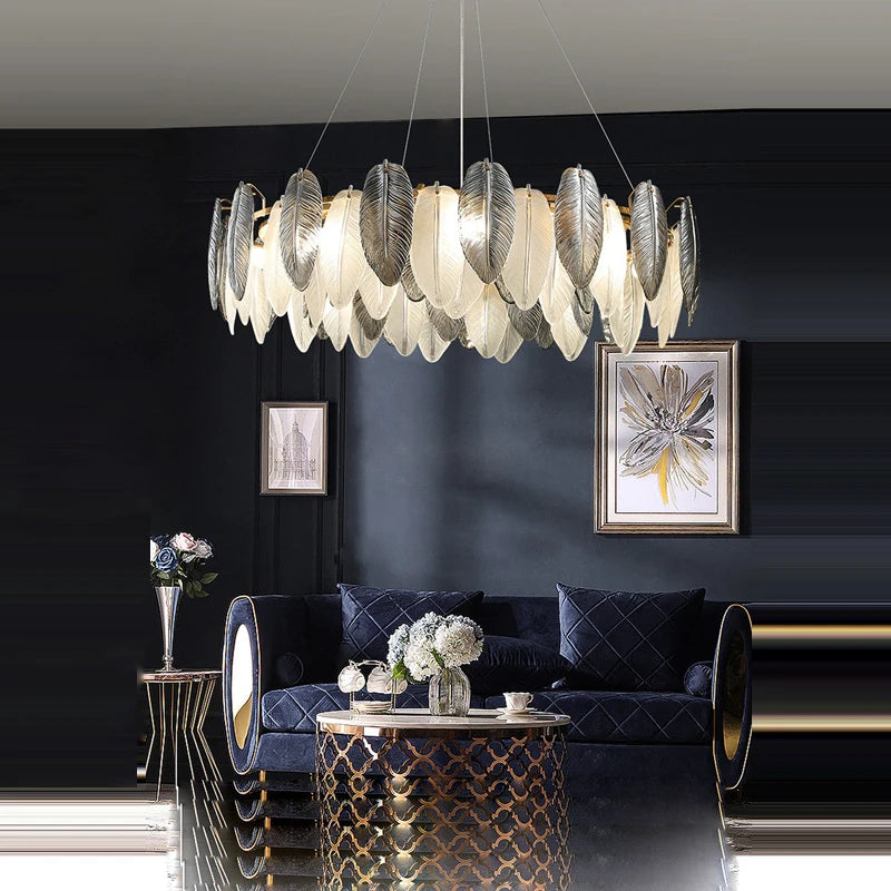 lustre suspendu led art déco en cristal et plumes blanches et grises - vue 4 sur 17