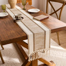 Chemin de table bohème macramé kaki à pompons