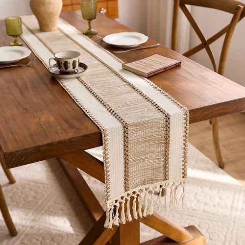 Chemin de table macramé bohème kaki à pompons - vue 5 sur 7