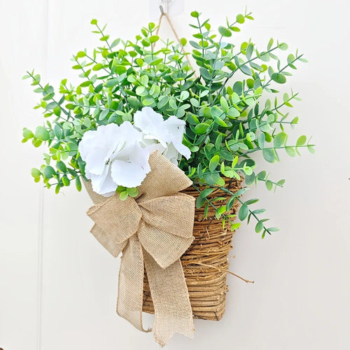couronne de printemps en eucalyptus et fleurs blanches décorative - vue 5 sur 9