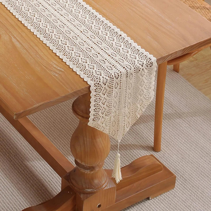 Chemin de table dentelle crochet bohème pompons coton - vue 3 sur 6