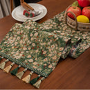 Chemin de table jacquard vert floral pompons campagne