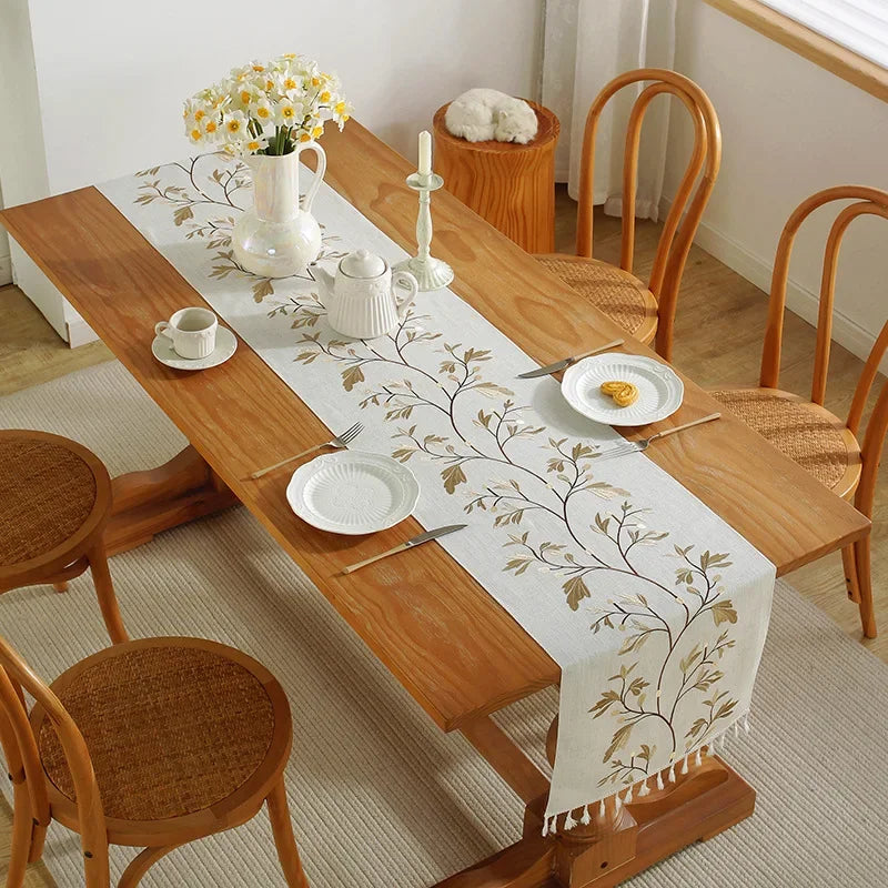 Chemin de table coton lin brodé fleuri pompons - vue 3 sur 5