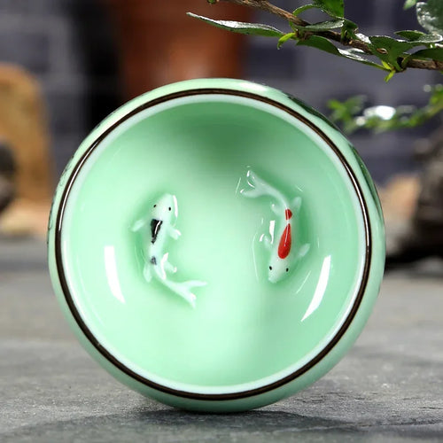 tasse à thé céladon peinte à la main avec lotus et carpe - vue 3 sur 9